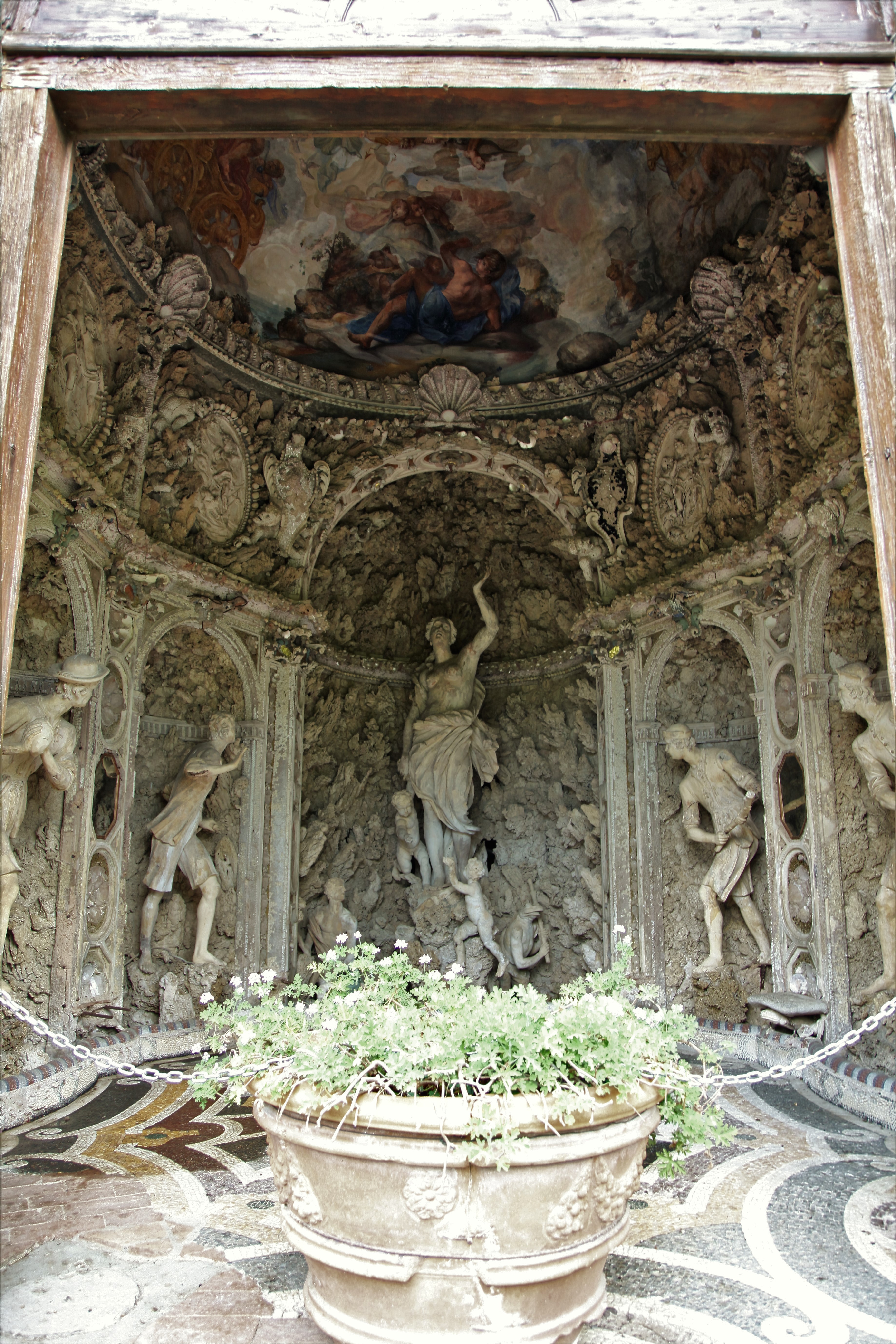 Castello di Montegufoni - la "grotta"